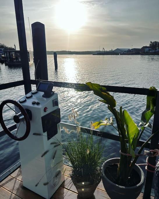 Premium Hausboot Trave Traum - B&B Lübeck