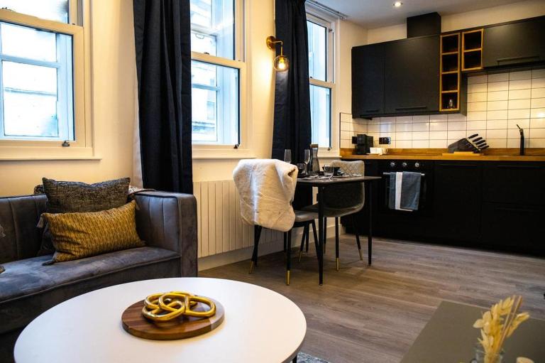 Kirkgate Suites - Luxurious City Centre Apartment - Bed and Breakfast Leeds