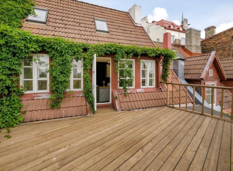 TOP FLOOR APARTMENT with TWO BALCONIES in the OLD TOWN - Bed and Breakfast Tallinn