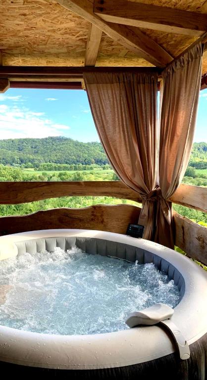 Holiday home with hot tube, near the river - B&B Pokupsko