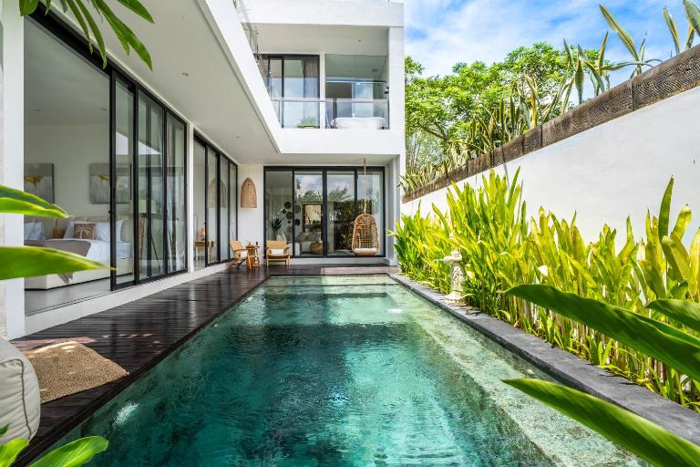 Villa Ozkar - Elegant 3-Bedroom Villa with Pool & Sunset Terrace - Bed and Breakfast Canggu