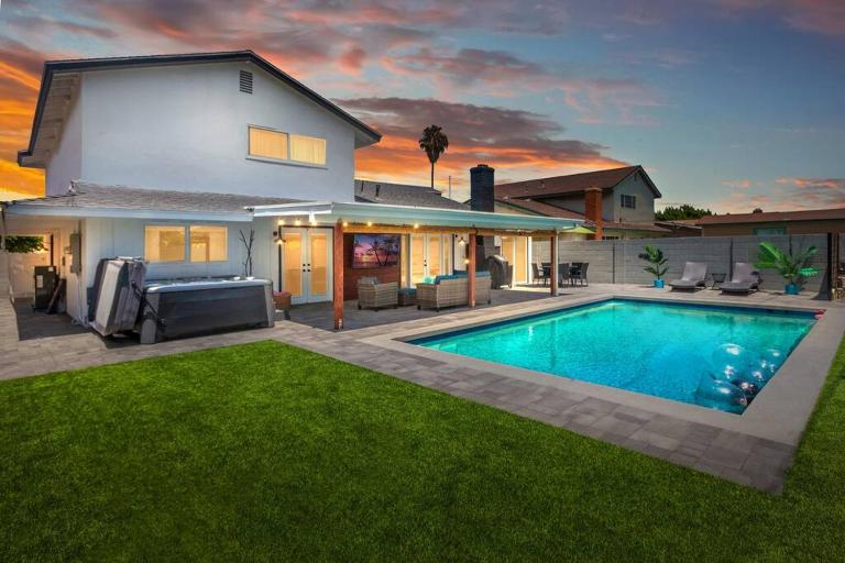 Huntington Beach, AC, Pool, Hot Tub, Detached Office, Close to Beach, Outside Entertaining Area - B&B Huntington Beach