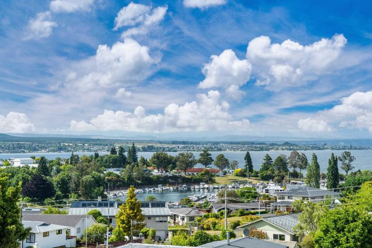 Ngaio Views - Lake Taupo Holiday Home - B&B Taupo