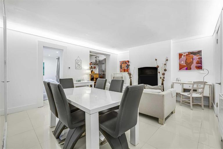 Earls Court Spacious Apartment - B&B London