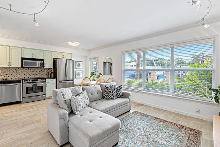 Las Olas Blvd Waterfront Apt - B&B Fort Lauderdale