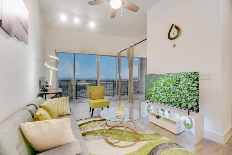 Chic loft style 2BR I Gym I Parking I Workspace - B&B Dallas