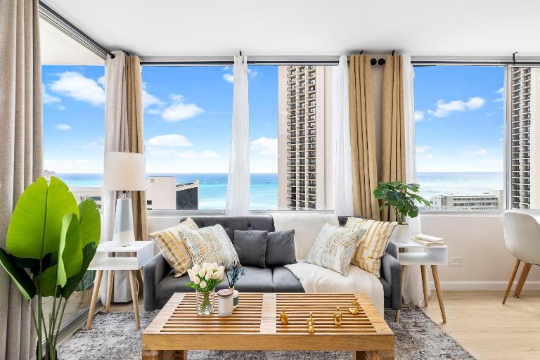 Stylish 1-BR Condo with Breathtaking Ocean Views - Bed and Breakfast Honolulu