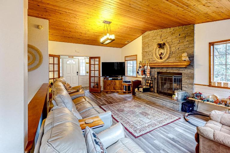 Creekside Cabin - B&B Crestline