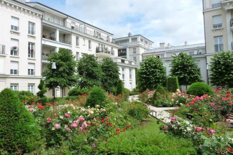 Le Royal Condo, 13 P, WIFI & Parking à Disneyland - Bed and Breakfast Chessy