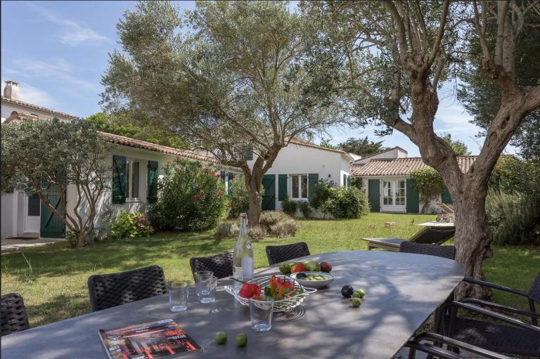 Beautiful villa 4BR with jacuzzi near the beach - Bed and Breakfast La Couarde-sur-Mer