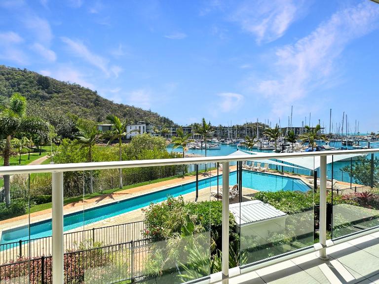 Waterfront 'Beachside' Apartment - Ocean View, Central location, Pool, Wifi, King bed, Deluxe Spa Ensuite - B&B Nillup