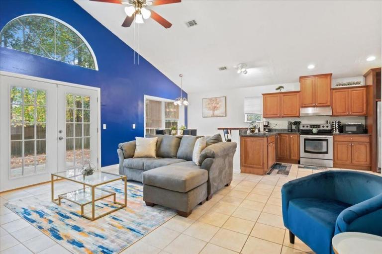 Number 1 Executive Rental - 75"TV King Bed & Large Yard - B&B Savannah