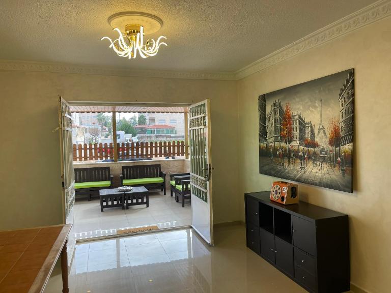 Luxury Family Apartment With Balcony - B&B Amman