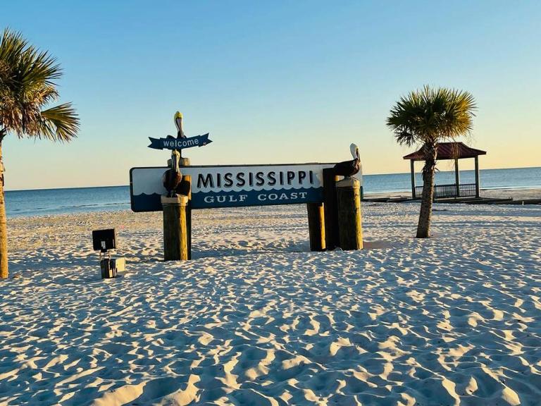 Feels like HOME escape, 1/2 Mile to beach - B&B Gulfport