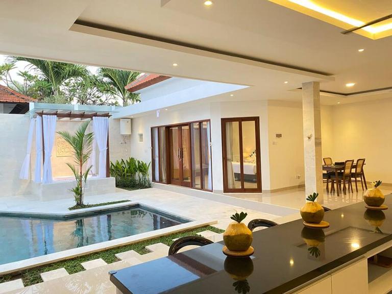 Villa Akmali Umalas 2BR with Private Pool & Jacuzzi - Chambres d'hôtes Canggu