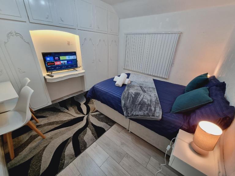 Relaxed Double bed with private bathroom, parking, WiFi and garden. - B&B Leeds
