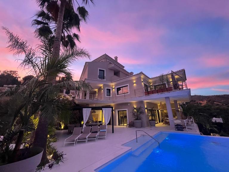 ULTIMATE LUXURY DREAM VILLA with 7 BEDROOMS, GYM, SPA and INFINITY POOL - Ferienwohnung Marbella