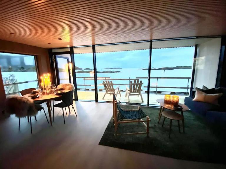 Waterfront apartment with panoramic sea view - Bed and Breakfast Henningsvær