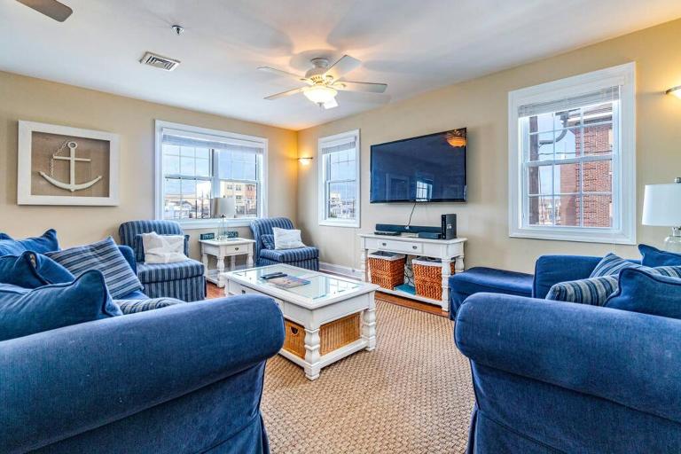 4-bedroom condo with elevator and king bed and parking - Bed and Breakfast Ocean City