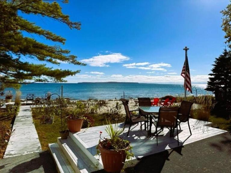 The Huron Hutch - B&B Evergreen Shores
