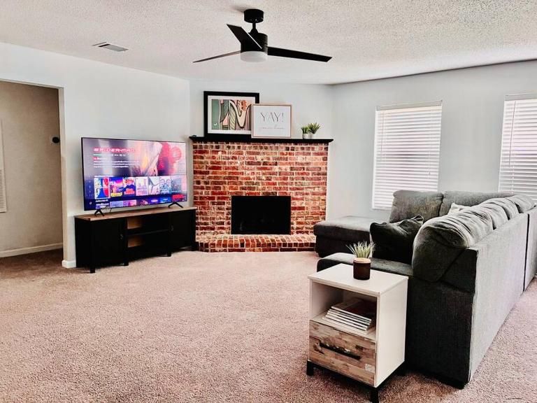 Cozy 3 Bedroom House with Beautiful Fireplace - B&B McKinney