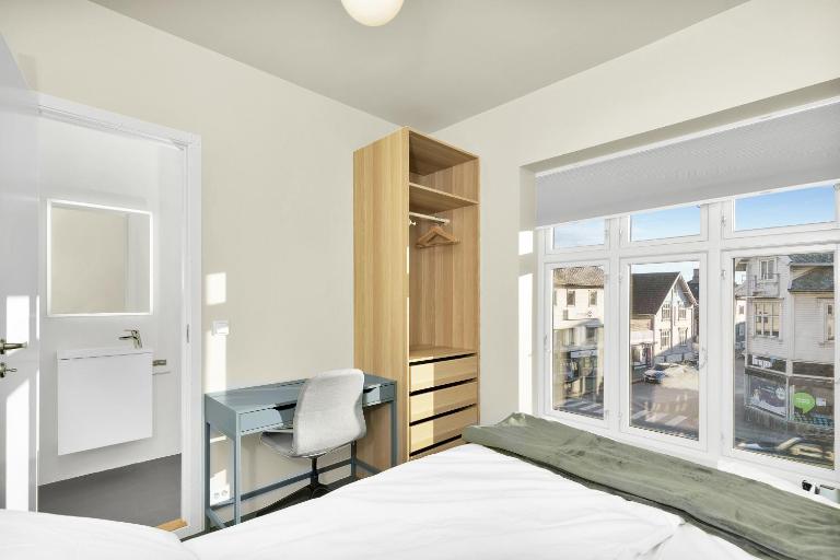 Central Guest House - Bedroom with en suite Bathroom - B&B Stavanger