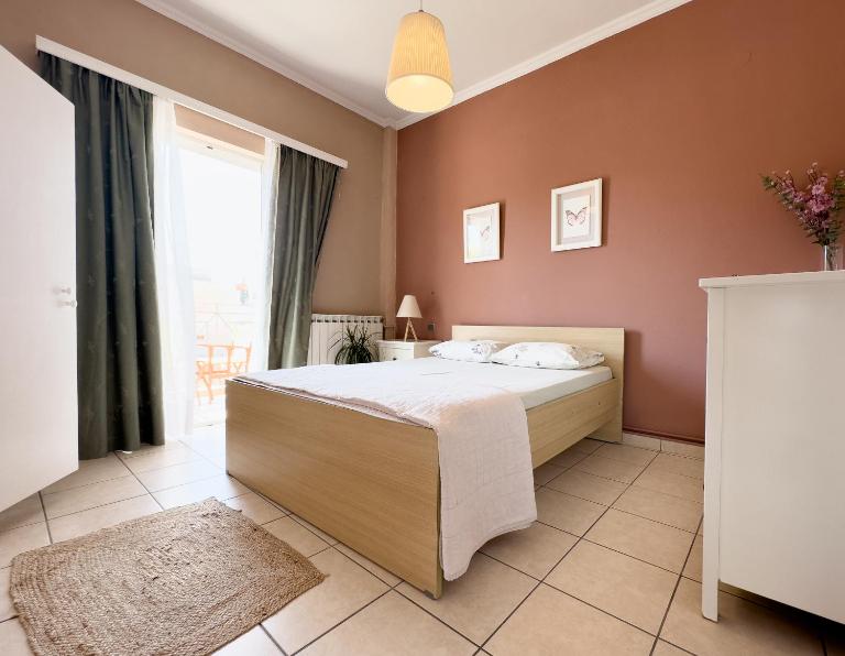 Spacious & Bright flat with balcony - B&B Lávrio