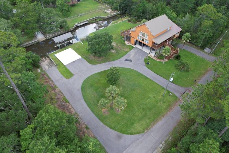 Pool Retreat Waterfront 6 Bedroom Boat Ramp Game Room Pass Christian Home - B&B Pass Christian