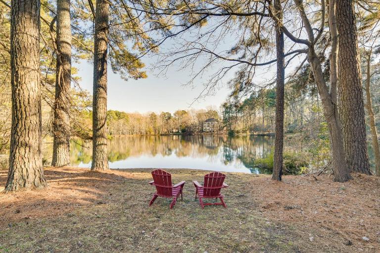 Lakefront Raleigh Home w/ Deck: 12 Mi to Downtown! - B&B Raleigh