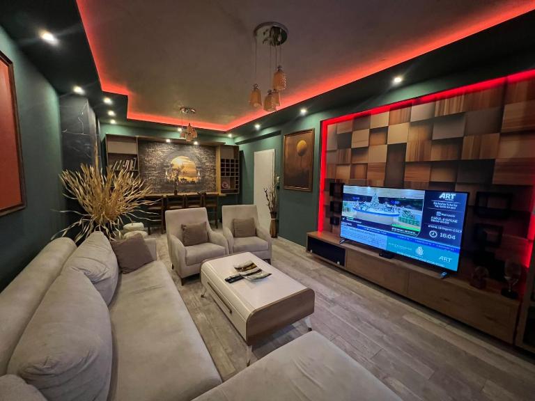 Luxurious Apartment with City View - Bed and Breakfast Pristina