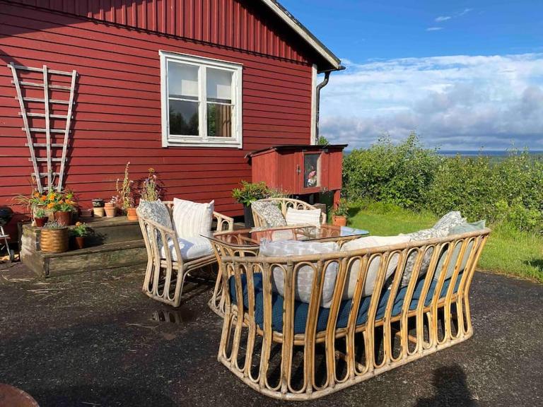Cozy Hilltop Cottage With Fantastic View - B&B Undenäs