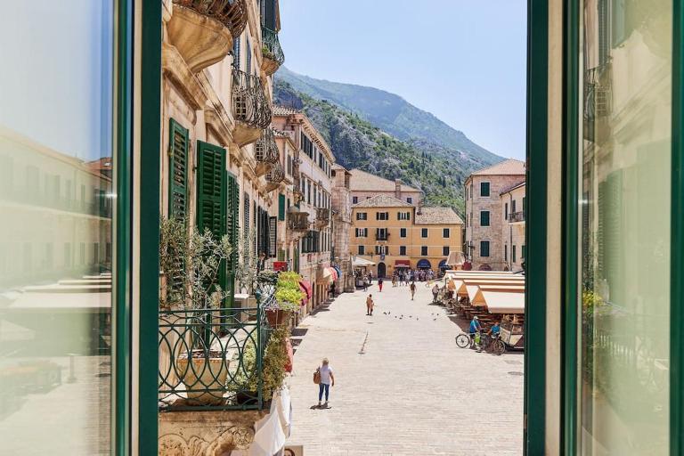 Spacious 1Bedroom on the Main Square of Kotor - B&B Cattaro