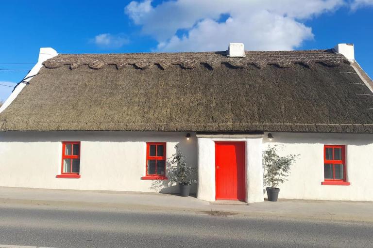 Luxury 300yr old Irish thatch cottage close to sea - Ferienwohnung An Ros