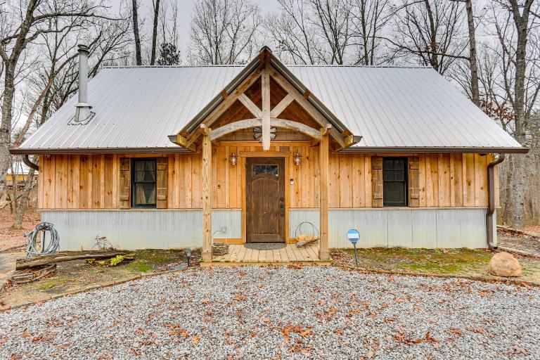 Peaceful Hiker's Hideaway w/ Deck on 1 Acre! - Bed and Breakfast Rising Fawn