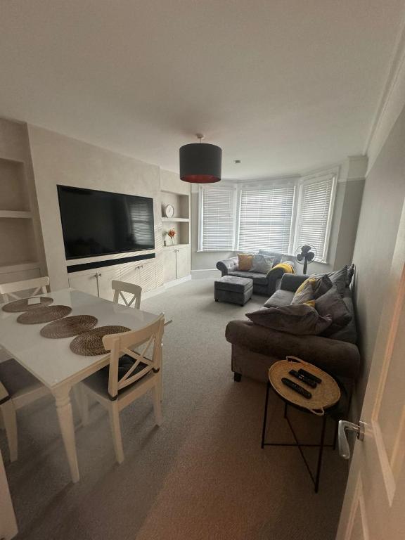 Premium Apartment in Redhill Town Centre - Bed and Breakfast Redhill