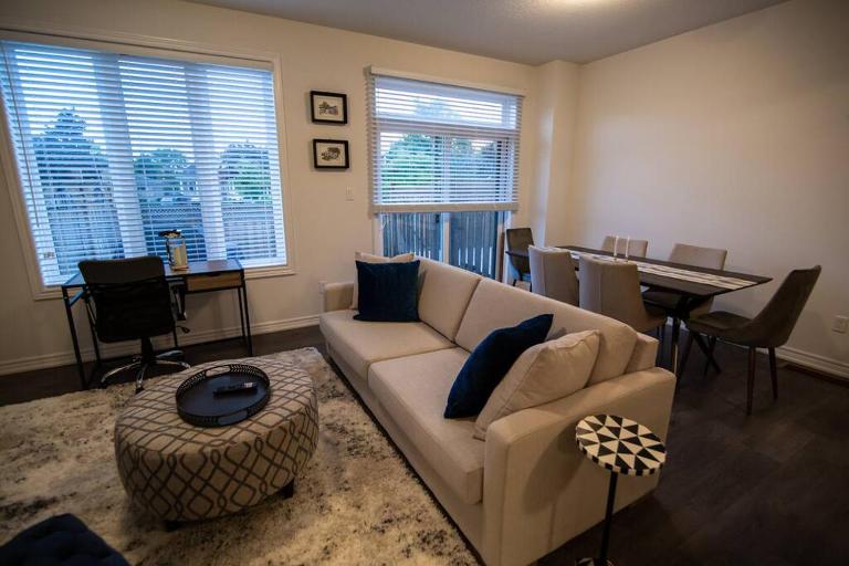 Modern & Cozy Retreat Lake Ontario & Wine Country - Ferienwohnung Grimsby