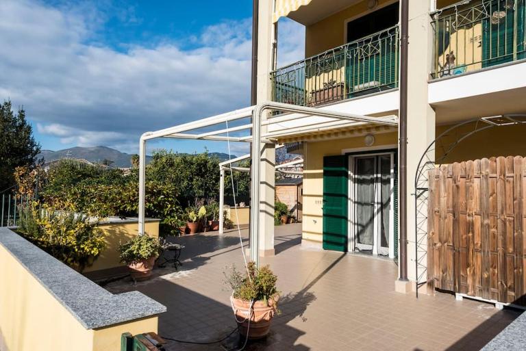 Casa Tiziana con ampio patio e parcheggio riservato - Bed and Breakfast Albenga