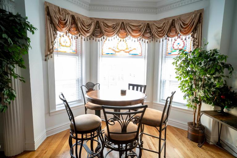 Club Salon Sleeps 10-20 Free Parking & TV - B&B Chicago