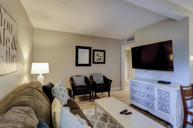 King Queen 2 Twins Sleeper Sofa Free Tennis Pool Beach Gear & Bike Rentals - B&B Hilton Head
