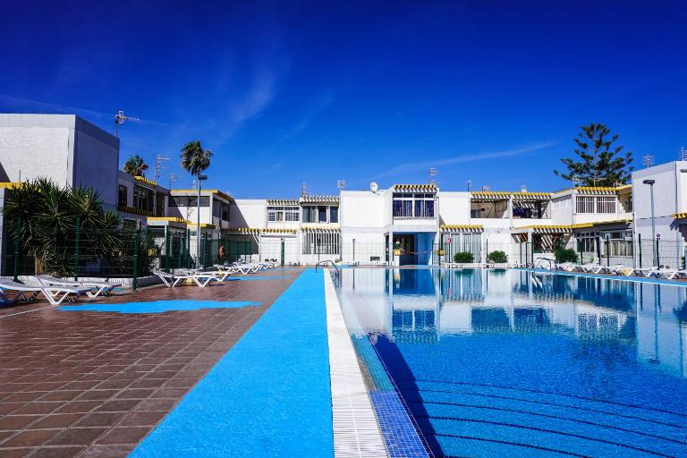 Blue Coast Apartment with POOL & WIFI - Bed and Breakfast Arona