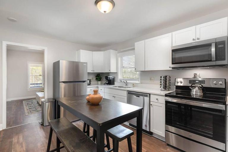 Downtown home! Walk to Bulls Stadium, DPAC & food - B&B Durham