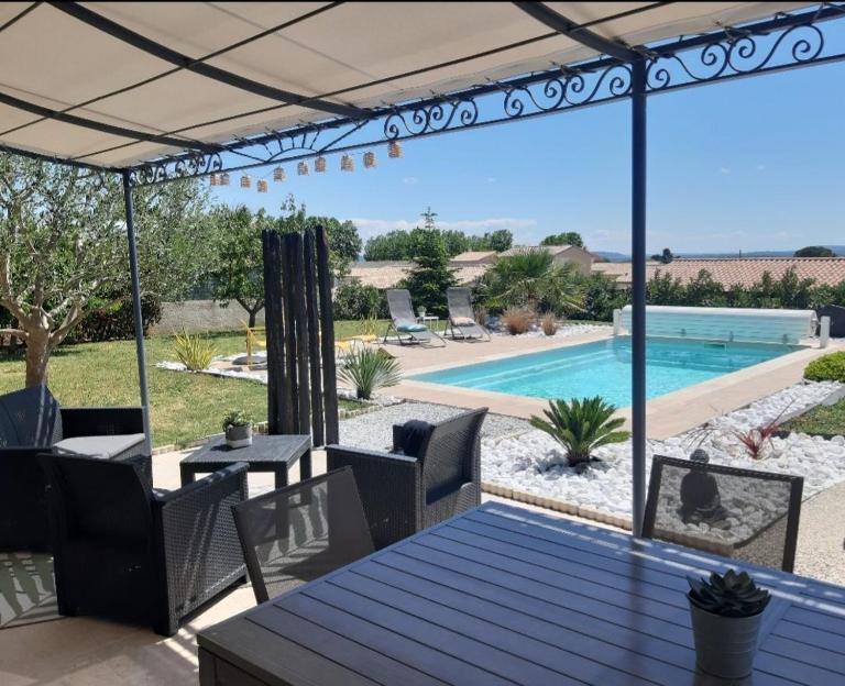 Charmante Villa avec Piscine - Bed and Breakfast Saint-Marcel-d'Ardèche