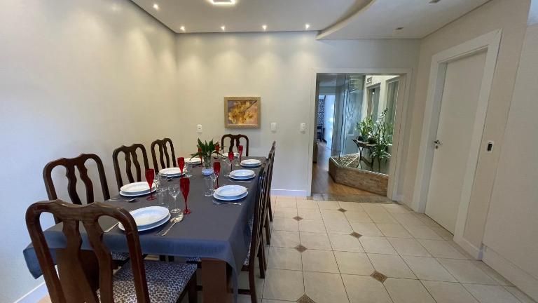 Apto todo climatizado a 5min da Vila Germânica, 3 quartos mais um quarto conjugado, berço e garagem - B&B Blumenau