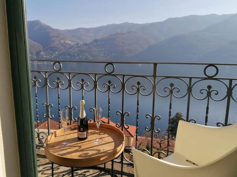 Simo House Stunning Lake View Balcony AC - B&B Carate Urio