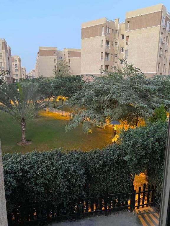 Luxurious, fully furnished and well equipped apartment with modern amenities, stunning views, and convenient location for remote work or studying from home - Ferienwohnung Madinaty
