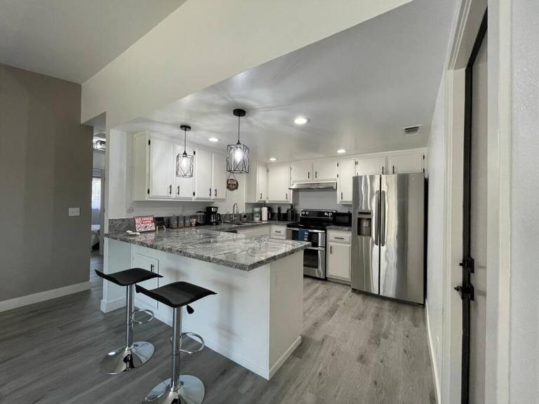Entire Modern House with King bed & 65inTV - B&B Carmichael