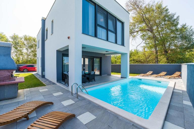 Villa Valy with heated pool - Chambres d'hôtes Privlaka