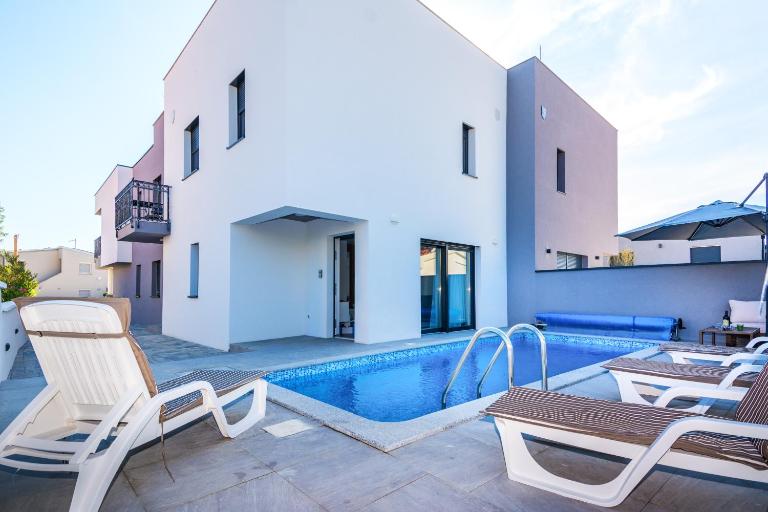 Apartments Spanic Haus mit Pool - Chambres d'hôtes Vir