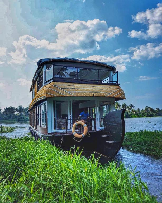 Grand Villa Houseboat - Chambres d'hôtes Kumarakom