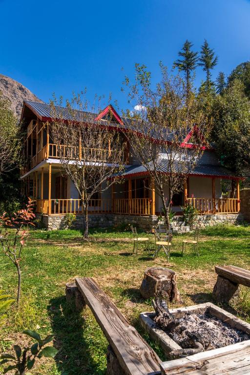 Boho Grove Cafe & Stay, Tirthan Valley - Ferienwohnung Banjār